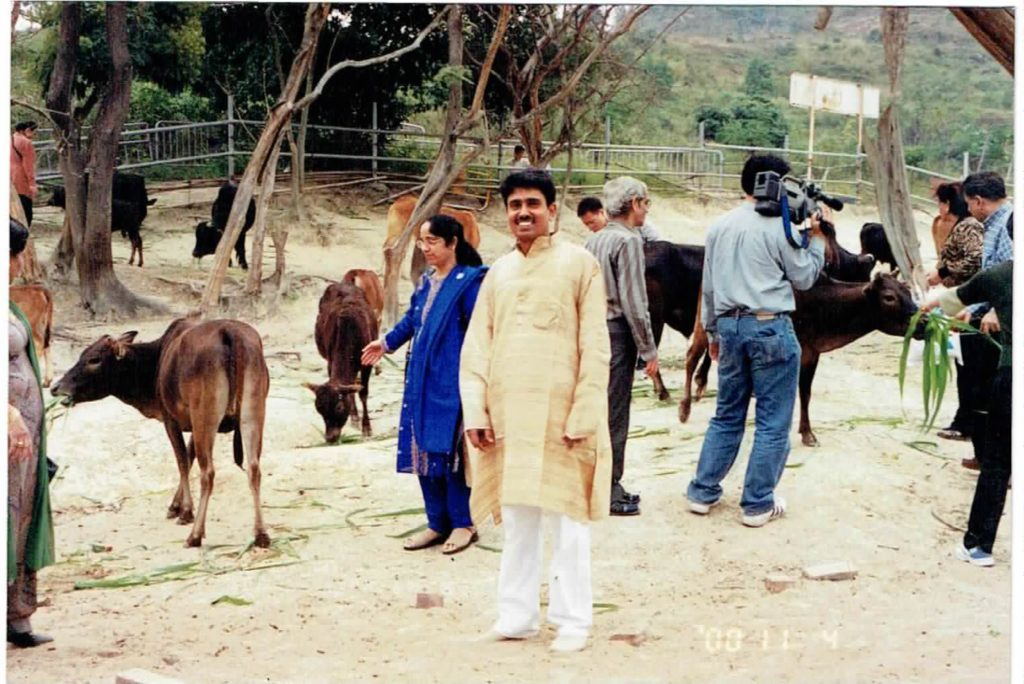 Gau Mata Puja during year 2000 on Gopashtami conducted by Ishwar Maharaj Pandit, Hong Kong.JPG