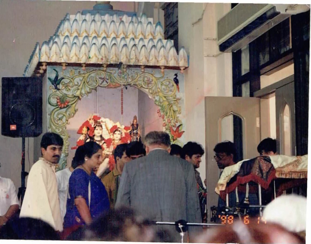 Ishwar Maharaj - Sunday bhajan kirtan by Anuradha Paudwal year 1998 at Hindu Temple, Hong Kong